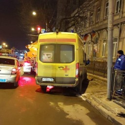 В центре Ростова скорая с тяжелобольным пациентом врезалась в КАМАЗ