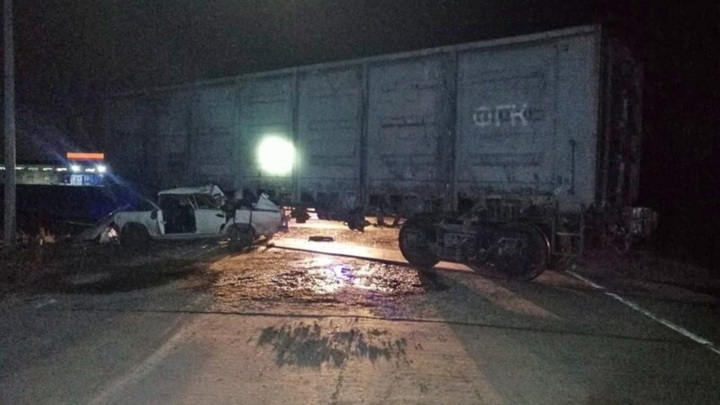 Под Новосибирском два человека погибли в аварии с вагоном