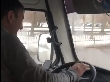 Довольный жизнью ростовский водитель разговаривал по видеосвязи во время движения автобуса Довольный жизнью ростовский водитель разговаривал по видеосвязи во время движения автобуса