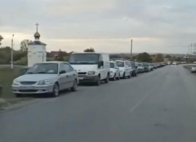 Под Ростовом водители устроили многокилометровую очередь за дешевой картошкой