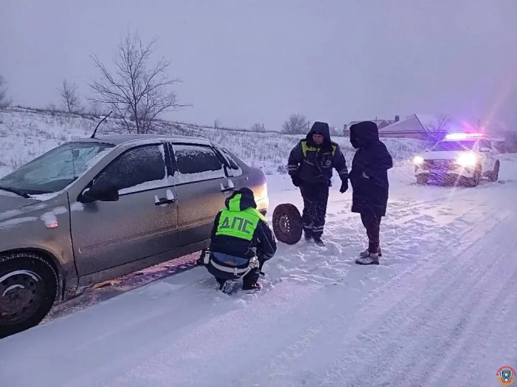 Рыцари дорог под Морозовском: инспекторы ДПС спасли автоледи из &laquo;плена&raquo; на ночной трассе