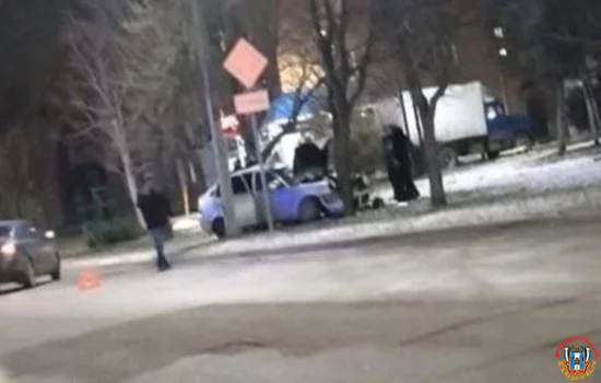 Врезавшись на «Приоре» в дерево пострадали два человека