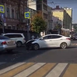 В центре Ростова произошло ДТП с участием легковушки