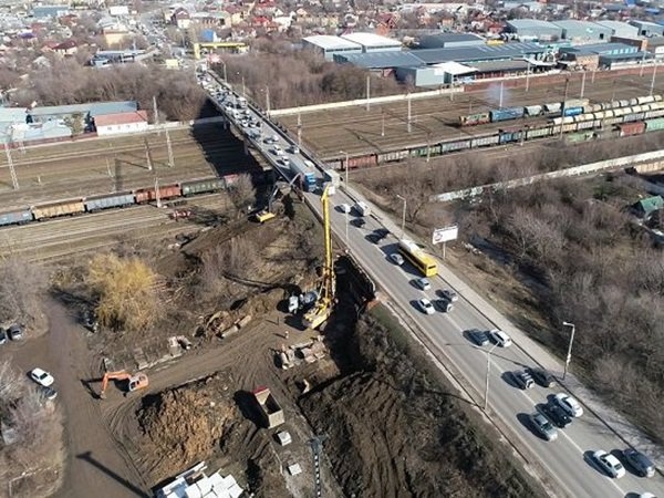 В Ростове водители стали в многокилометровую пробку из-за строительства моста на Малиновского