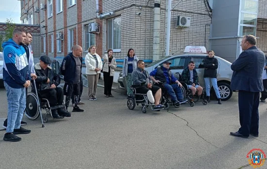 Автомобили с ручным управлением учатся водить Ветераны СВО из Ростовской области