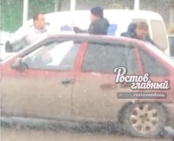«Паркуюсь, где хочу!»: в Ростове два нервных водителя подрались за место для автомобиля