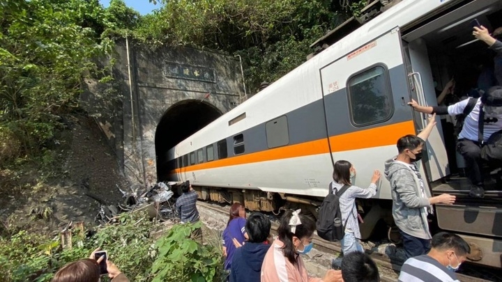 Более 35 человек погибли при крушении поезда на Тайване