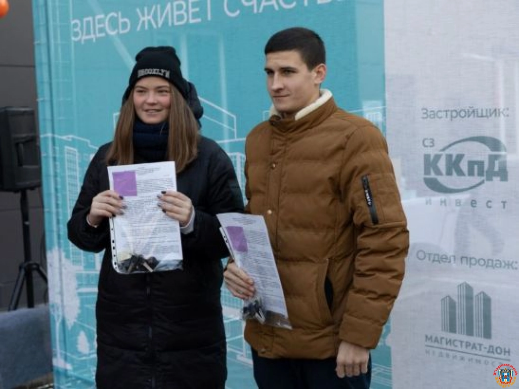 Глава администрации Ростова Алексей Логвиненко вручил ключи от квартир детям-сиротам