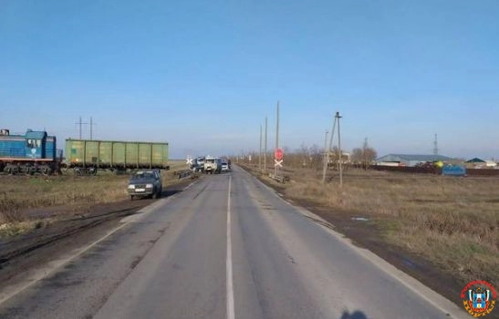 В Ростовской области водитель «буханки» столкнулся с тепловозом