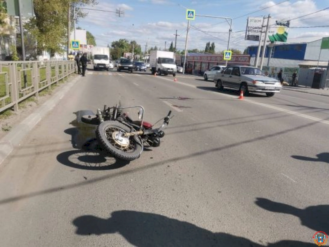 В Шахтах мотоциклист протаранил кроссовер и сбил пешехода