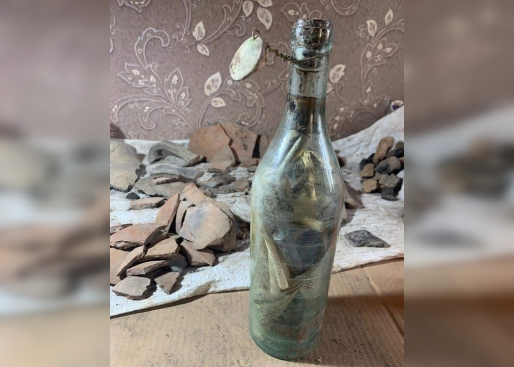 При раскопках в Ростове нашли бутылку с посланием 120-летней давности