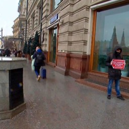В Москве к председателю ПАСЕ пришел мужчина с плакатом