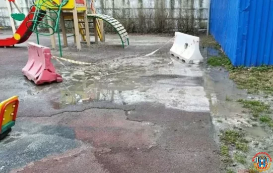 Из-за коммунальной аварии почти месяц, заливает нечистотами детскую площадку