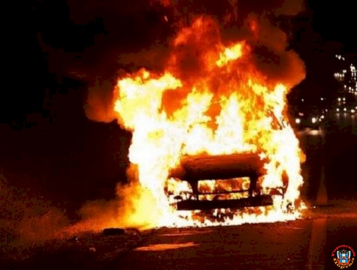 В Ростовской области сгорел припаркованный автомобиль
