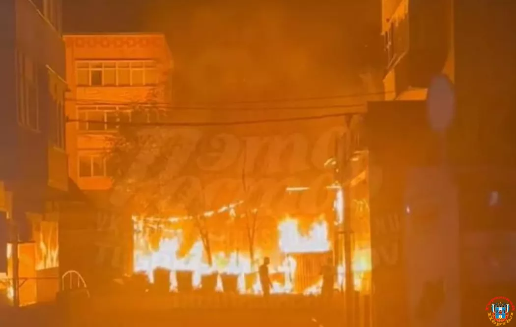Возле рынка в Каменске-Шахтинском произошел крупный пожар