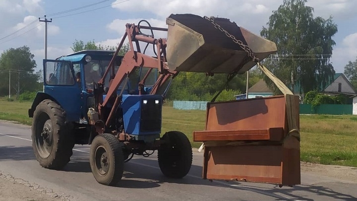 В ковше трактора: старое пианино путешествовало по липецкому селу