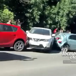 В Ростове в массовом ДТП разбились пять автомобилей