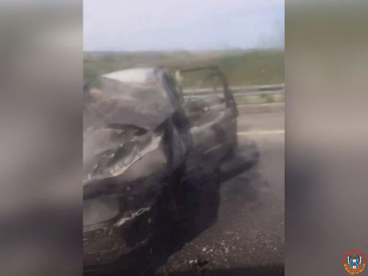 На трассе в Ростовской области легковушка сгорела дотла после ДТП