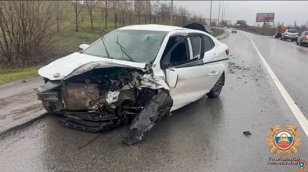 Утреннее ДТП в Ростове: трое человек пострадали при столкновении двух иномарок на Уланской улице