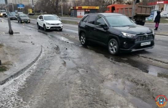 В Ростове в Военведе автомобилисты стоят в пробке из-за наледи на проезжей части