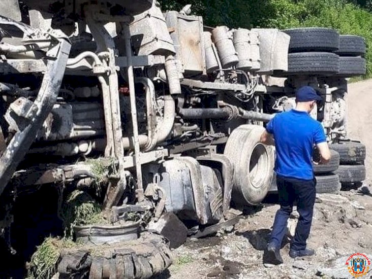 В Ростовской области перевернулась фура: водитель пострадал