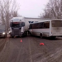 Девять пострадавших: на видео попало ДТП с автобусом и фурой в Красноярске