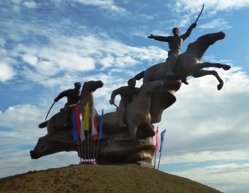 История монумента «Всадники» близ Сальска в Ростовской области