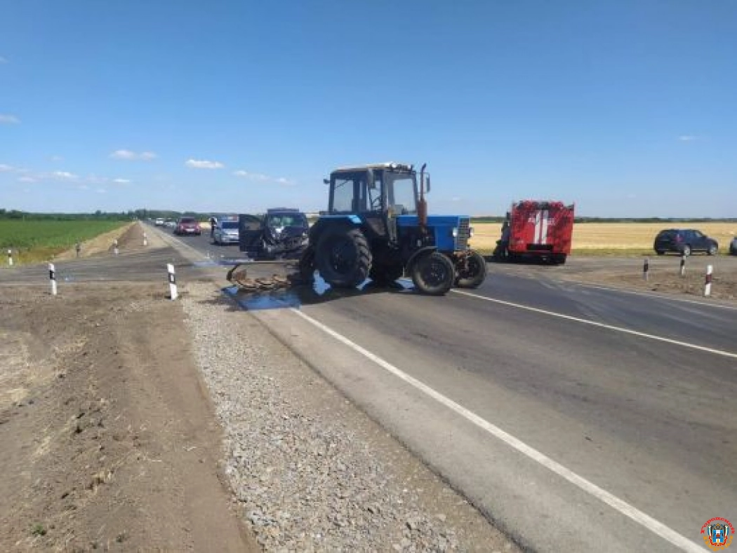 Под Таганрогом двое пострадали в ДТП минивэна с трактором
