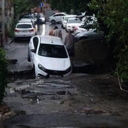 В Ростове на Пешкова машина упала в яму