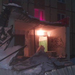 Появилось видео с крушащим подъезд и машины трактором в Пермском крае