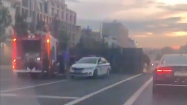 Военный грузовик перевернулся в центре Москвы