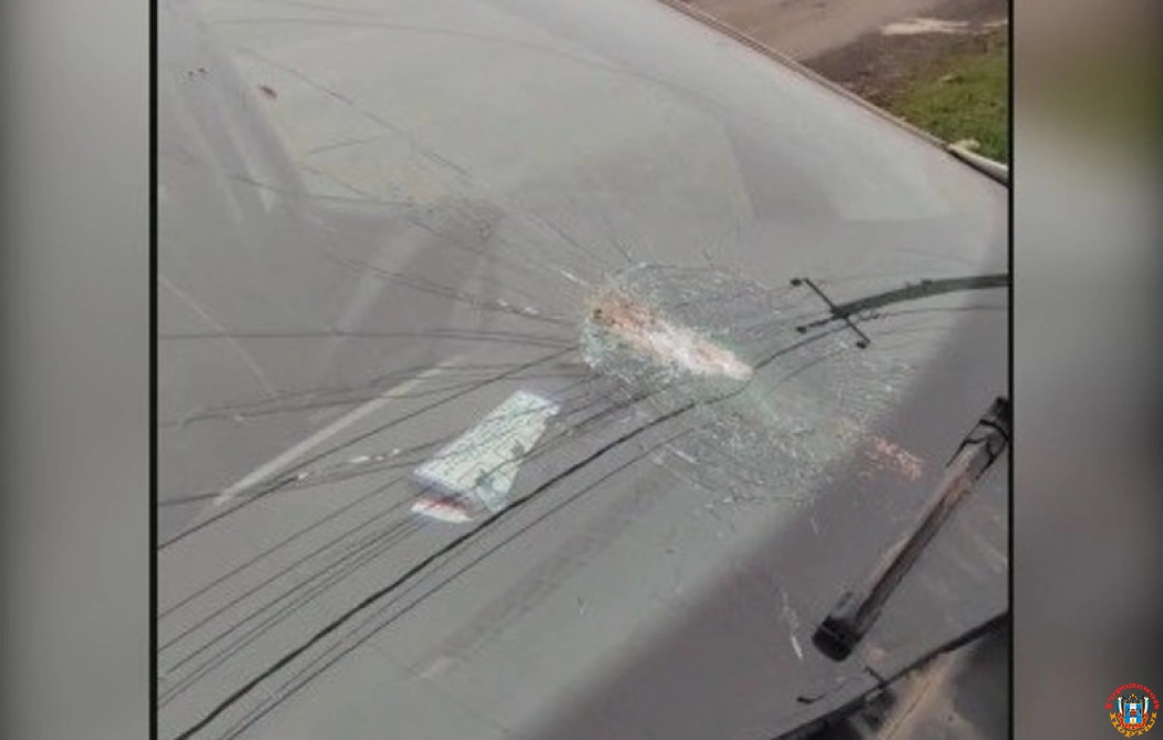 Кирпич из-под колес КАМАЗа разбил лобовое стекло легковушки в Ростове