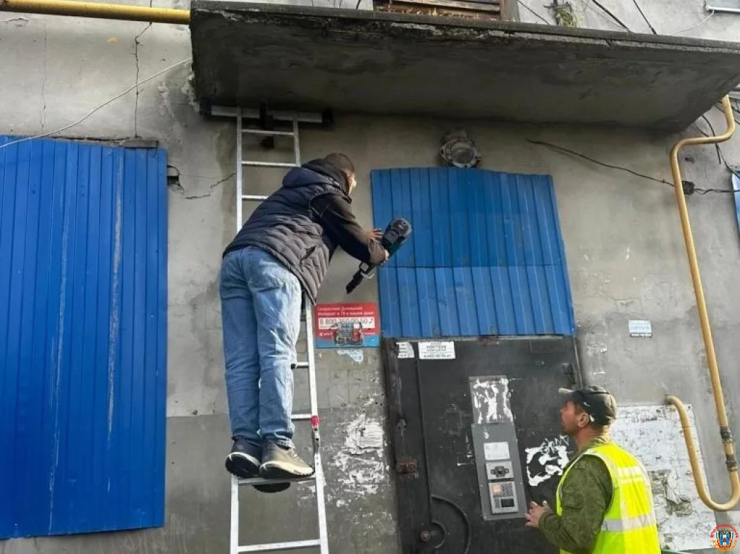 Кооперативные клоуны: Заколотили окна в рухнувшей пятиэтажке на Нариманова, когда мародеры уже все вынесли