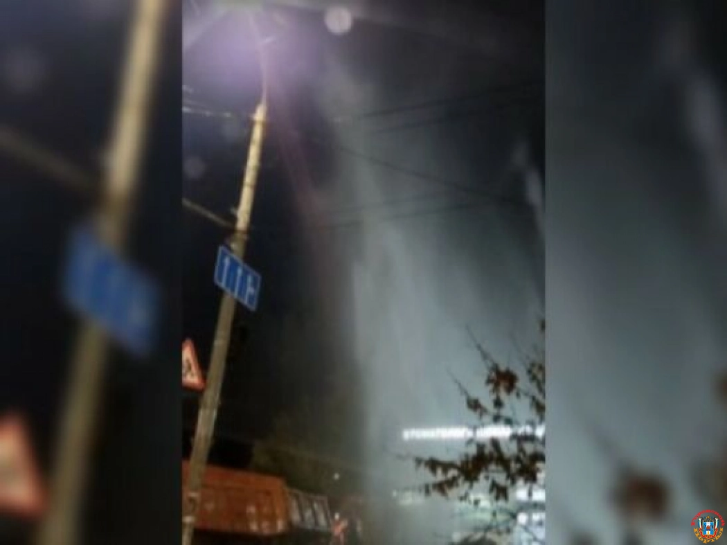 На Северном в Ростове из-под земли забил 5-метровый фонтан