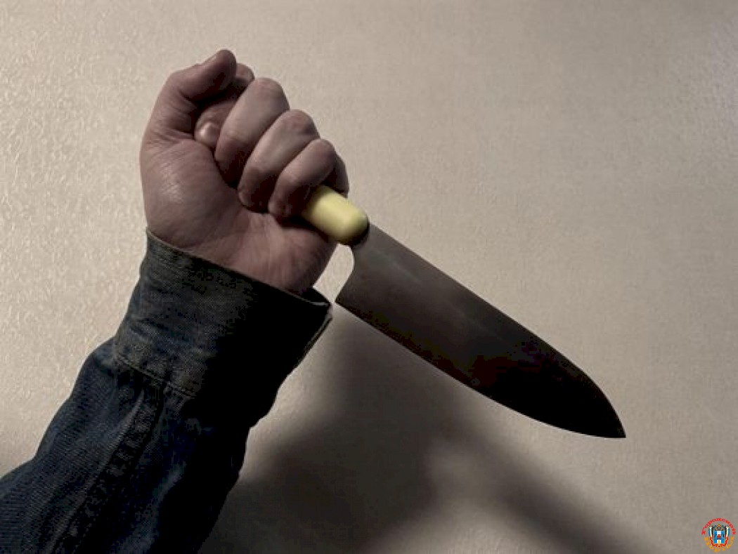 В Каменске мужчина напал на девушку с ножом и ограбил