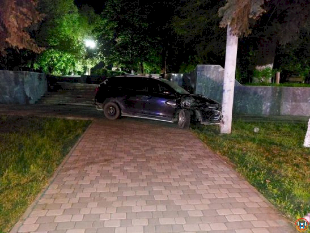 В Новочеркасске водитель легковушки на большой скорости врезался в столб
