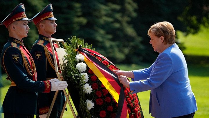Меркель возложила венок к Могиле Неизвестного Солдата