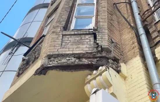 Доходный дом братьев Дерткезовых на Шаумяна, разрушается