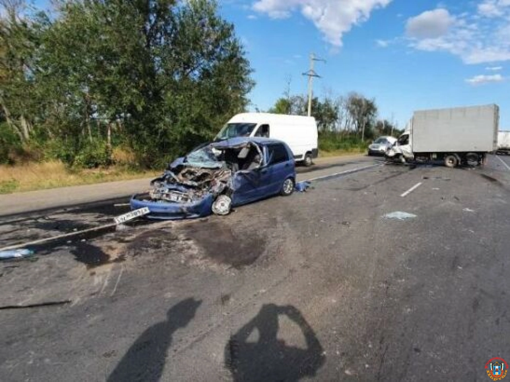 На трассе под Ростовом водитель иномарки пострадал в массовом ДТП с «ГАЗелью»