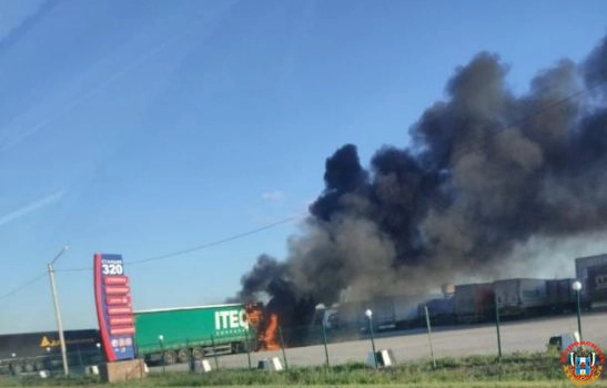 На трассе в Ростовской области дотла сгорела фура