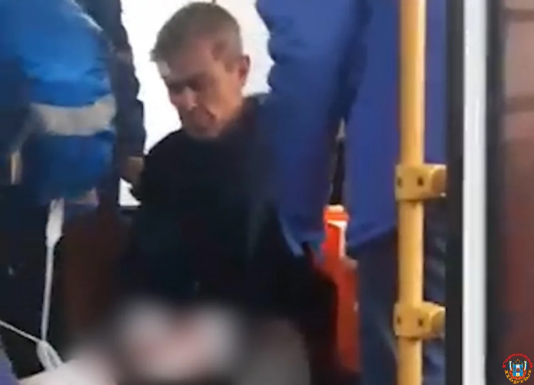 В Азове пассажир напал на водителя автобуса с ножом и сбежал