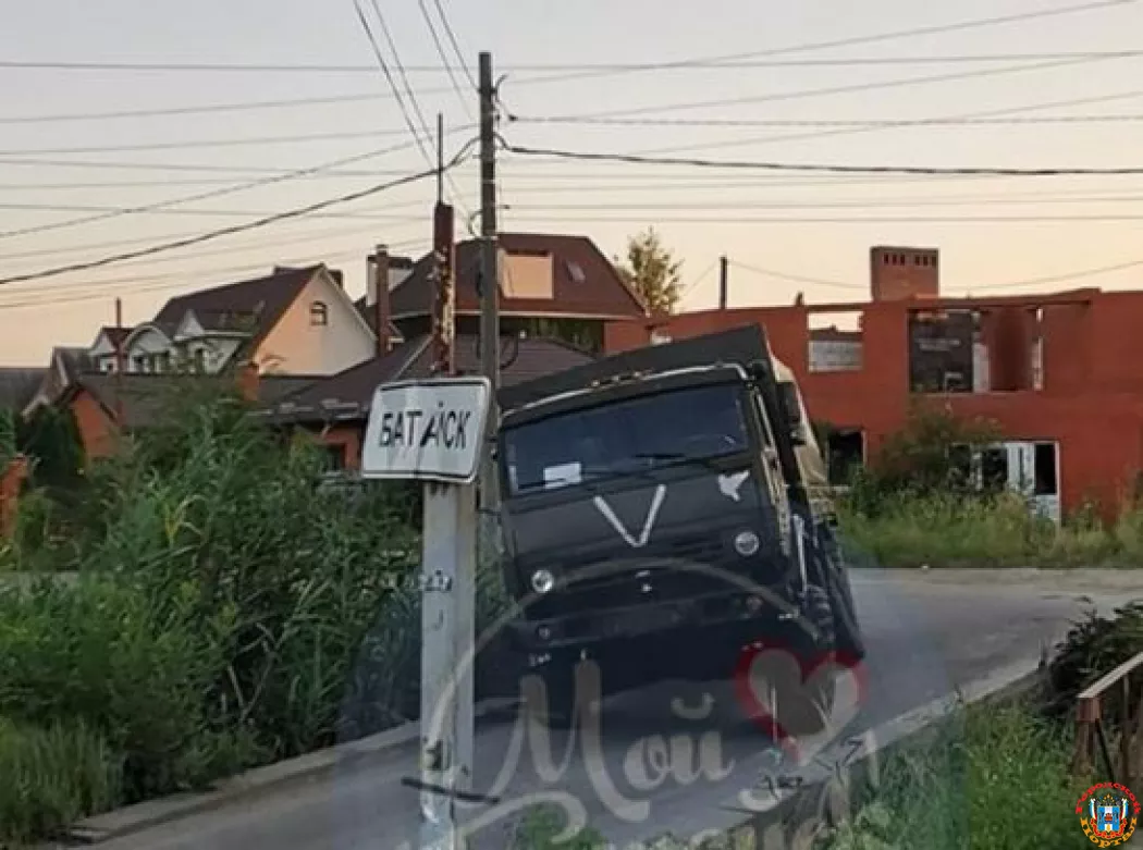 В Батайске военный грузовик съехал с моста и застрял