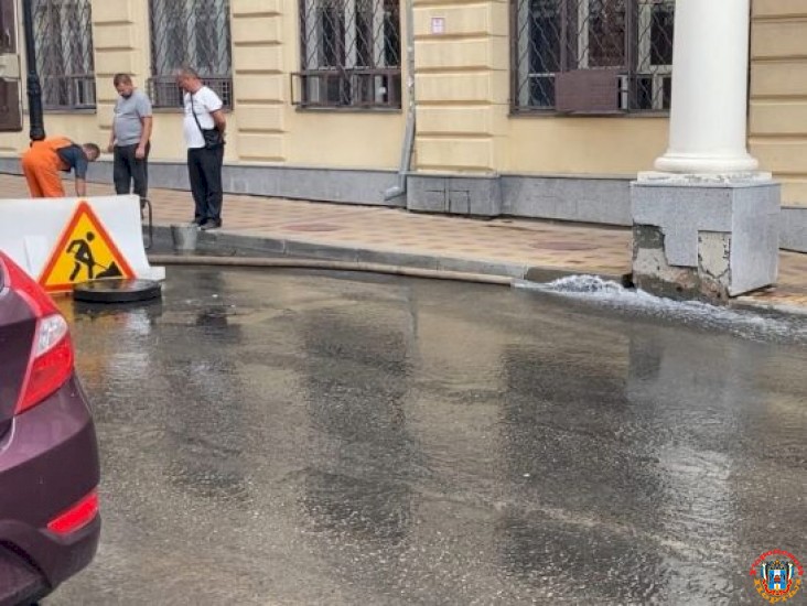 В центре Ростова затопило улицу Серафимовича