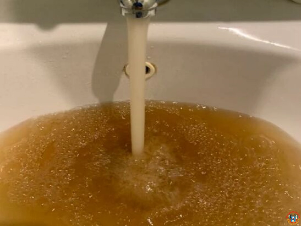 В домах Ростова из кранов течет грязная горячая вода