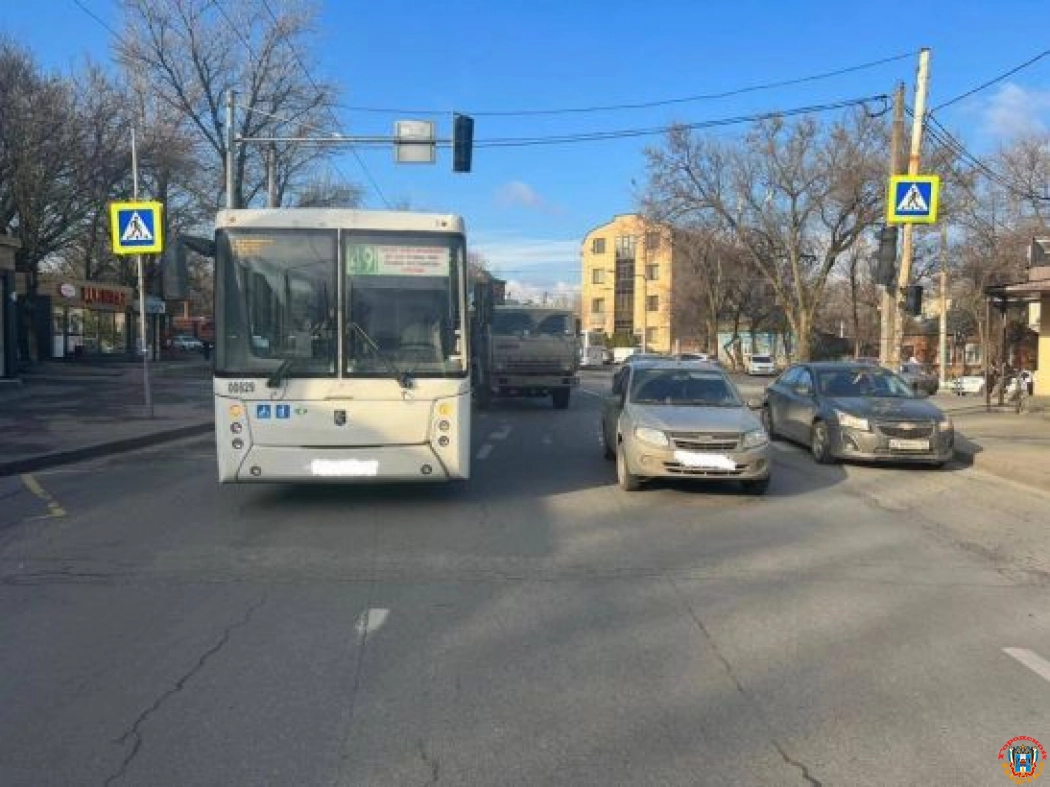 В Ростове парень на КамАЗе устроил массовую аварию с автобусом № 49