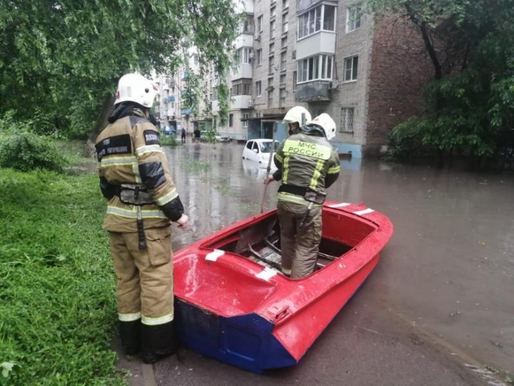 Из-за сильного ливня затопило подъезд многоэтажки в Ростове-на-Дону