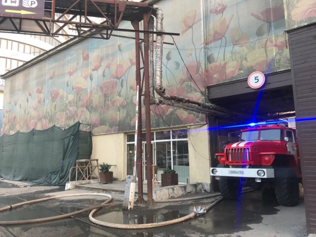 В Ростове на Береговой загорелось трехэтажное здание