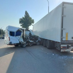 В Ростовской области маршрутка с пассажирами влетела в грузовик