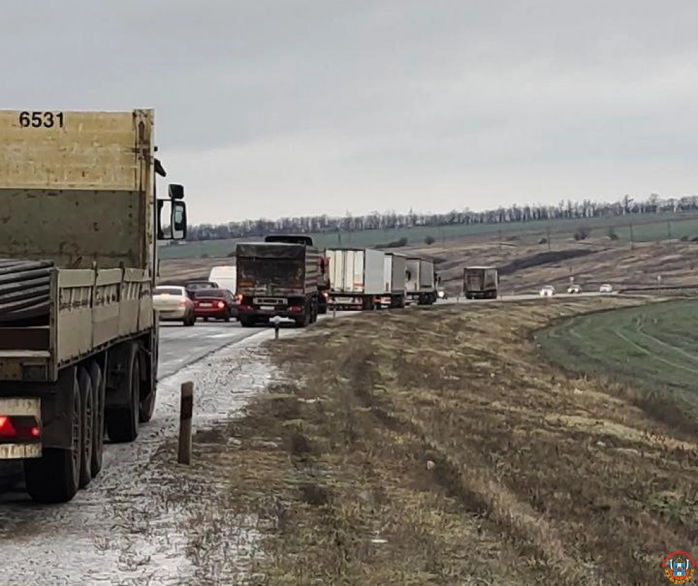 Движение на Северном обходе Ростова парализовало из-за гололеда