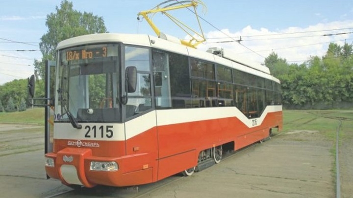 Движение заблокировано: в Новосибирске трамвай столкнулся с КамАЗом